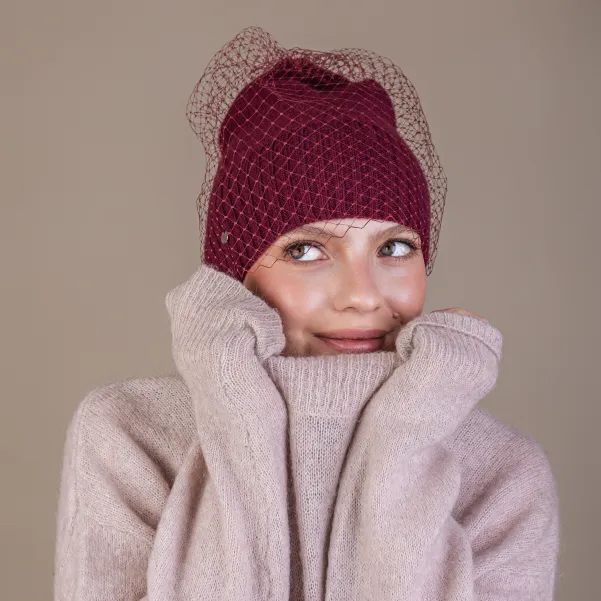 Kaszmirowo-wełniana bordowa czapka z woalką.