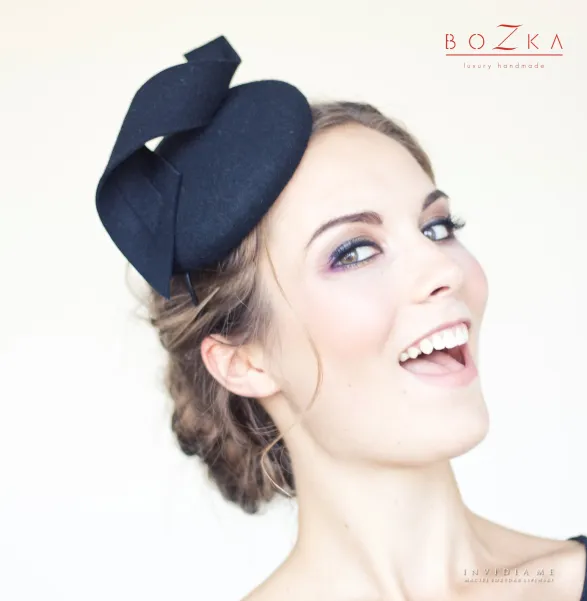 Czarny toczek zdobiony geometrycznym motywem