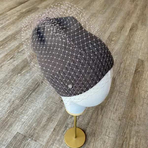 Kaszmirowo-wełniana czapka z woalką brązowa taupe