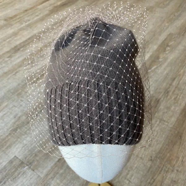 Kaszmirowo-wełniana czapka z woalką brązowa taupe