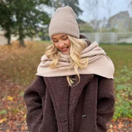 Beżowy wełniany komplet szal + czapka.