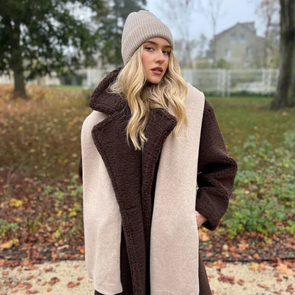 Beżowy wełniany komplet szal + czapka. Beżowy wełniany komplet szal + czapka.