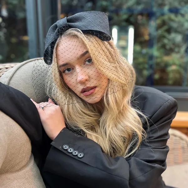 Czarna opaska z dużą kokardą i woalką Czarna opaska z dużą kokardą i woalką