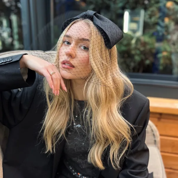 Czarna opaska z dużą kokardą i woalką Czarna opaska z dużą kokardą i woalką