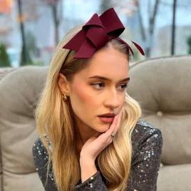 Bordowa filcowa nieregularna kokarda z piórkami