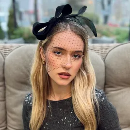 Czarna ficowa ozdoba do włosów z piórkami i woalką w kropki.