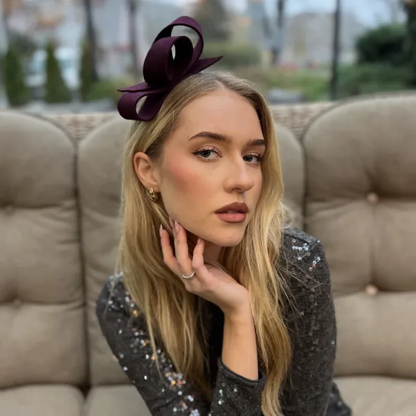 Bordowa filcowa ozdoba na głowę na opasce.