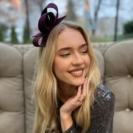 Bordowa filcowa ozdoba na głowę na opasce.