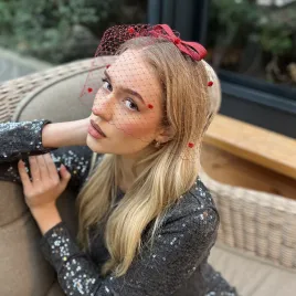 Bordowa ozdoba na grzebyku z nakrapianą woalką i kokardą