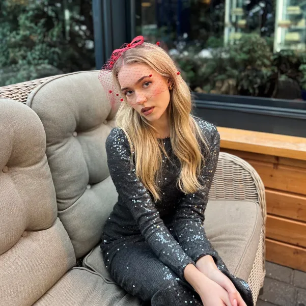 Bordowa ozdoba na grzebyku z nakrapianą woalką i kokardą