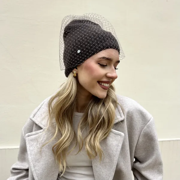 Kaszmirowo-wełniana czapka z woalką brązowa taupe