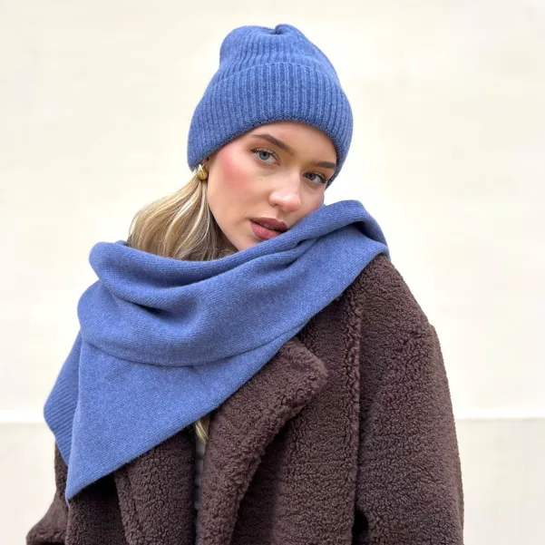 Zimowy wełniany set niebieska czapka z szalem.