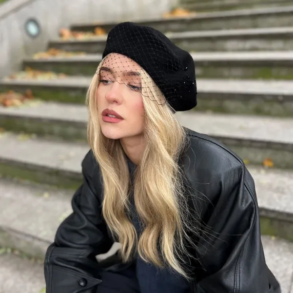 Czarny wełniany beret z woalką i kryształkami