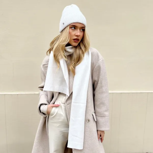 Szal zimowy, wełniano-kaszmirowy, który miękko otuli szyję. Ten długi szal z naturalnym składem jest ciepły i miły. Szal zimowy, wełniano-kaszmirowy, który miękko otuli szyję. Ten długi szal z naturalnym składem jest ciepły i miły.