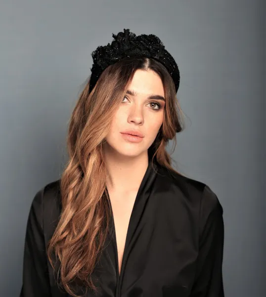 Gruba opaska z ozdobą z czarnego błyszczącego tweedu. Gruba opaska z ozdobą z czarnego błyszczącego tweedu.