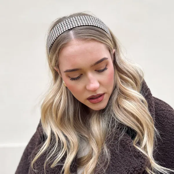 Modna kobieca opaska w pepitkę brązowo-czarna