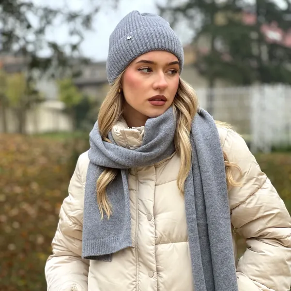 Prążkowana szara czapka damska z wełny i kaszmiru.