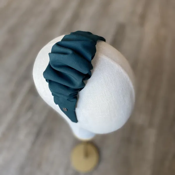 Kobieca opaska z artystyczną kokardą butelkowa zieleń