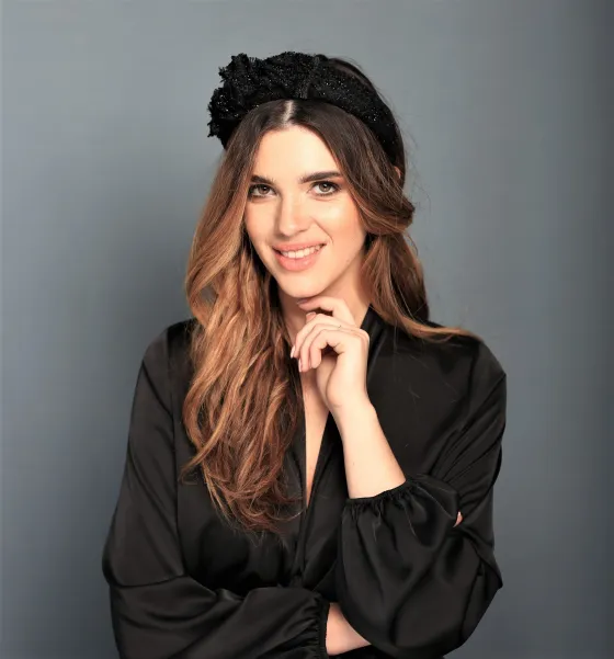 Gruba opaska z ozdobą z czarnego błyszczącego tweedu. Gruba opaska z ozdobą z czarnego błyszczącego tweedu.