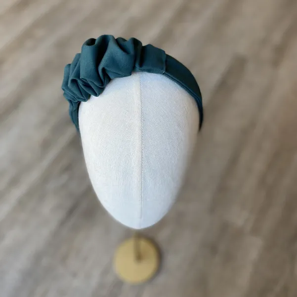 Kobieca opaska z artystyczną kokardą butelkowa zieleń