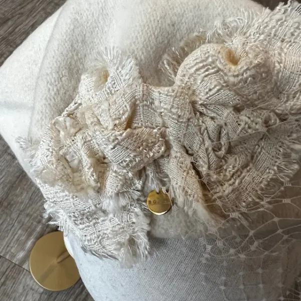 Kremowy beret damski z woalką i ozdobą z tweedu