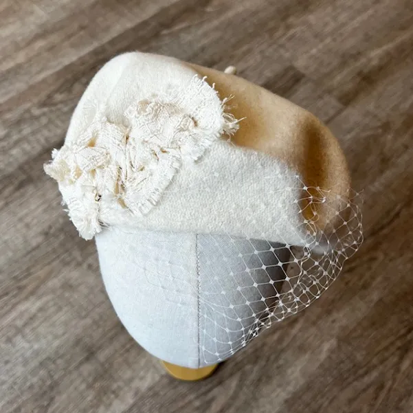 Kremowy beret damski z woalką i ozdobą z tweedu