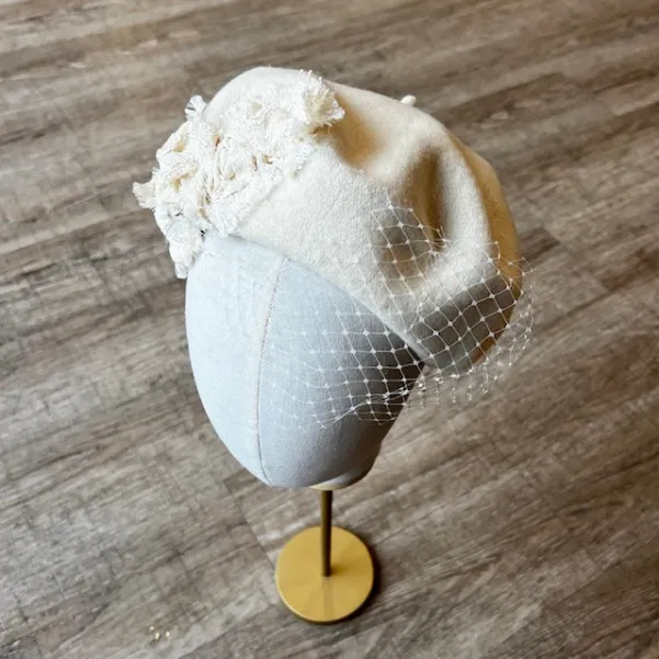 Kremowy beret damski z woalką i ozdobą z tweedu