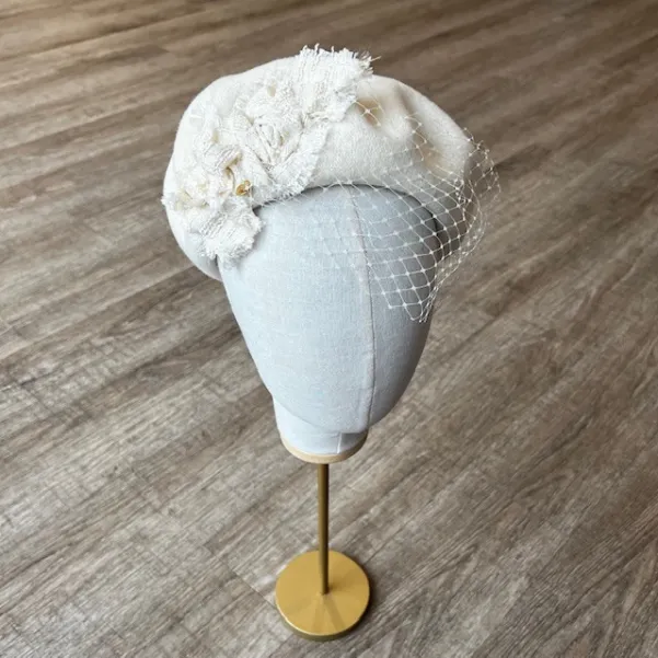 Kremowy beret damski z woalką i ozdobą z tweedu