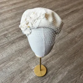 Kremowy beret damski z woalką i ozdobą z tweedu