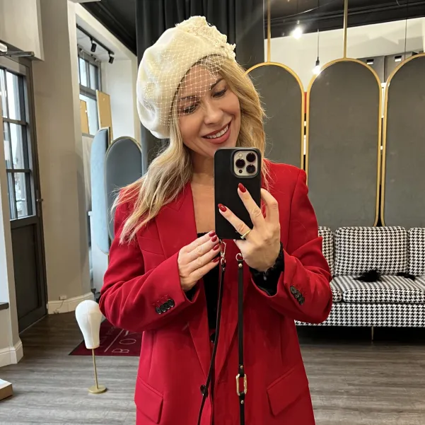 Kremowy beret damski z woalką i ozdobą z tweedu