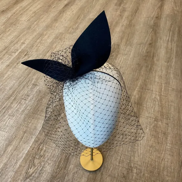 Gigantyczna czarna kokarda z woalką na głowę. Gigantyczna czarna kokarda z woalką na głowę.