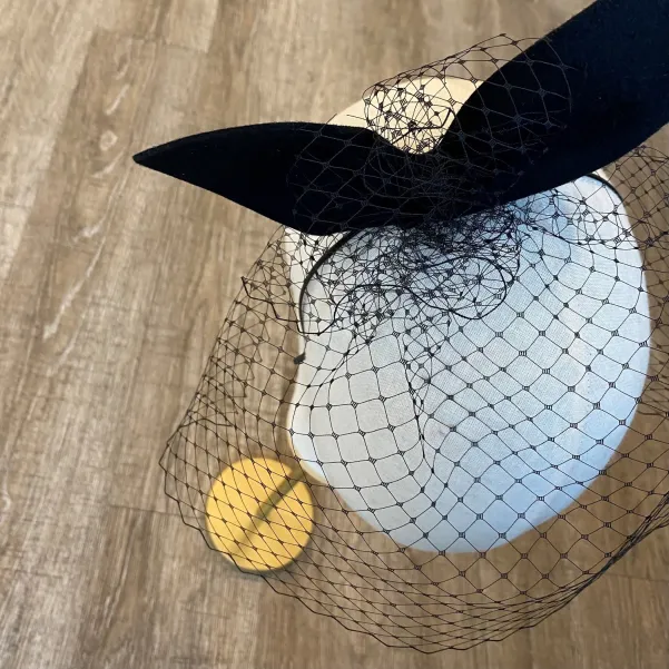 Gigantyczna czarna kokarda z woalką na głowę. Gigantyczna czarna kokarda z woalką na głowę.