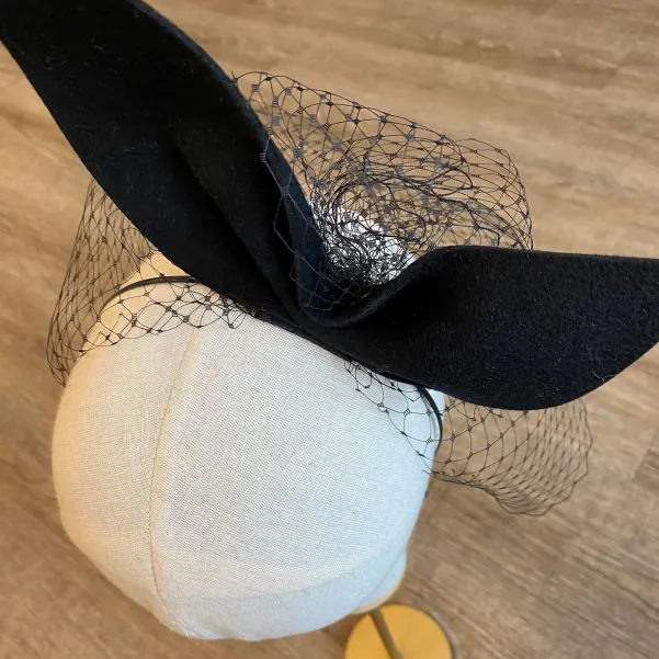 Gigantyczna czarna kokarda z woalką na głowę. Gigantyczna czarna kokarda z woalką na głowę.