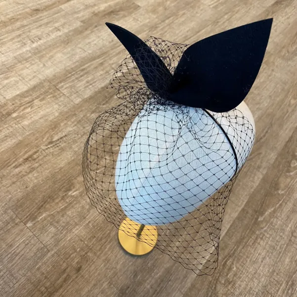 Gigantyczna czarna kokarda z woalką na głowę. Gigantyczna czarna kokarda z woalką na głowę.