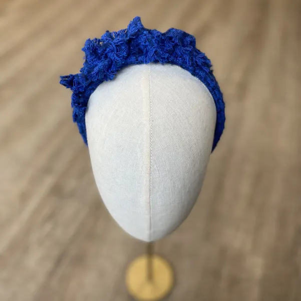 Kobaltowa tweedowa opaska damska z ozdobą. Kobaltowa tweedowa opaska damska z ozdobą.