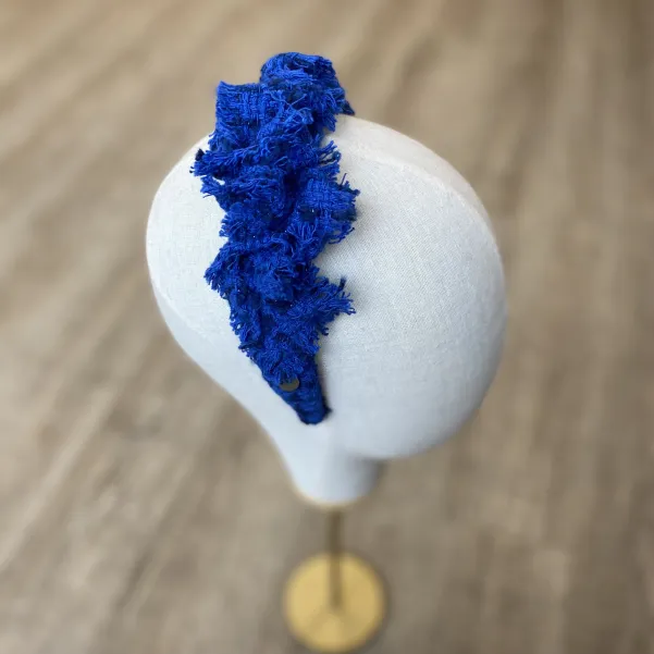 Kobaltowa tweedowa opaska damska z ozdobą. Kobaltowa tweedowa opaska damska z ozdobą.