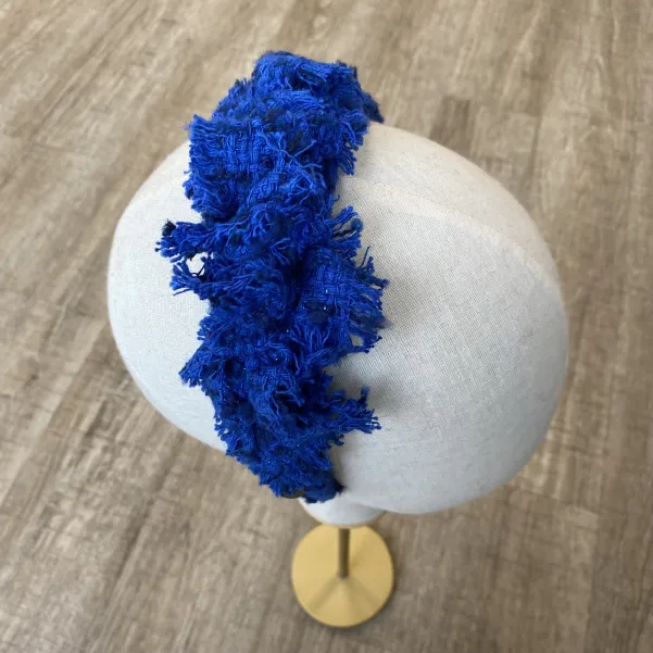 Kobaltowa tweedowa opaska damska z ozdobą. Kobaltowa tweedowa opaska damska z ozdobą.