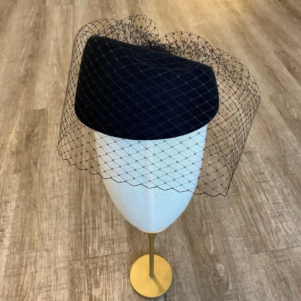 Asymetryczny elegancki czarny toczek z woalką na oczy.