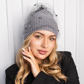 Kaszmirowa czapka z tiulem i aksamitną aplikacją.