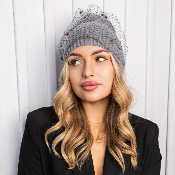 Kaszmirowa czapka z tiulem i aksamitną aplikacją.