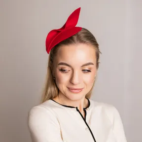 Czerwony toczek z filcu wełnianego z kokardką