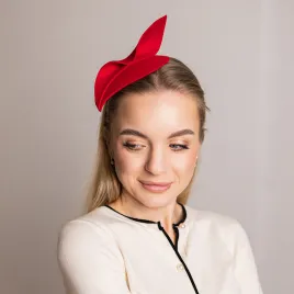 Czerwony toczek z filcu wełnianego z kokardką