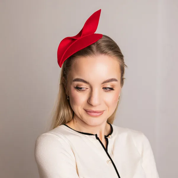 Czerwony toczek z filcu wełnianego z kokardką