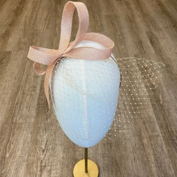 Beżowy fascynator z woalką