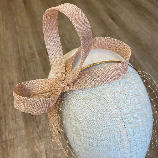 Beżowy fascynator z woalką