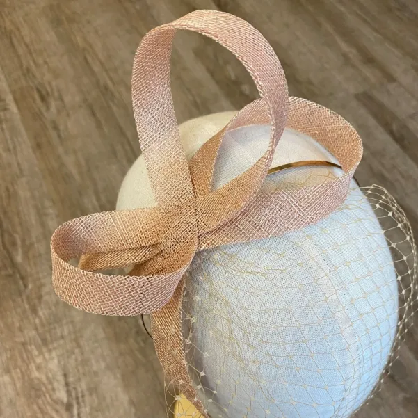 Beżowy fascynator z woalką