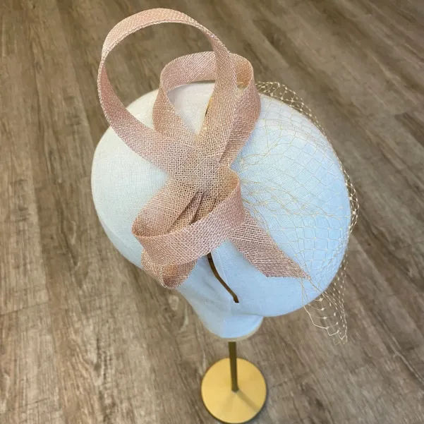 Beżowy fascynator z woalką