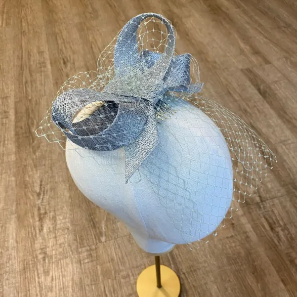 Fascynator w poastaci kokardy z woalką