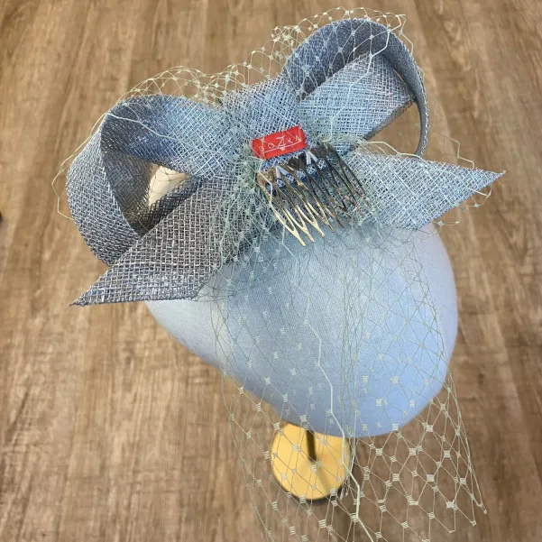 Fascynator w poastaci kokardy z woalką