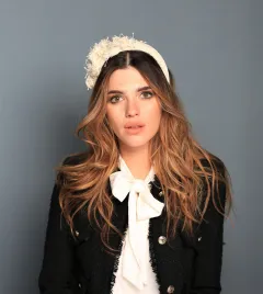 Modna gruba kremowa ozdobna opaska damska.